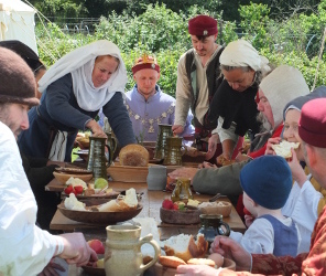 Edward IV eats
